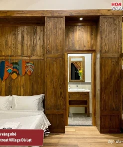 Nhà vàng nhỏ tại Lat Valley Retreat Village diện tích 30m2, được thiết kế nội thất gỗ tinh tế, bao gồm 1 giường đôi và 1 giường tầng
