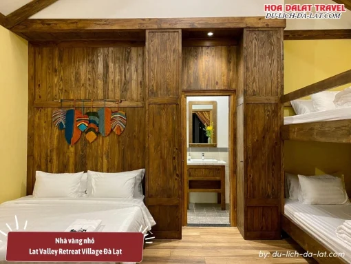 Nhà vàng nhỏ tại Lat Valley Retreat Village diện tích 30m2, được thiết kế nội thất gỗ tinh tế, bao gồm 1 giường đôi và 1 giường tầng