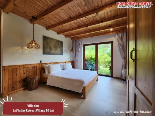 Villa nhỏ tại Lat Valley Retreat Village có 3 phòng mỗi phòng rộng 22m2, trang bị giường đôi cùng tiện nghi hiện đại, phòng tắm riêng