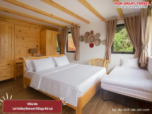 Villa lớn tại Lat Valley Retreat Village Đà Lạt có 2 phòng nhỏ mỗi phòng rộng 20m2, tiện nghi gồm phòng tắm riêng, bàn làm việc, sofa, đồ dùng cá nhân