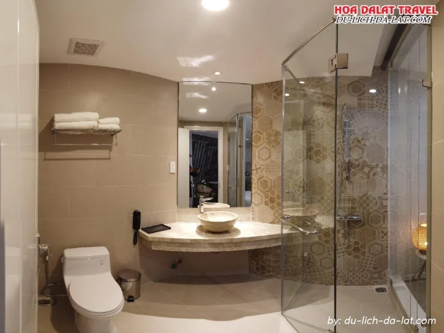 Phòng tại Len's Hotel Đà Lạt có đầy đủ tiện nghi, phòng tắm với vòi sen và nước nóng