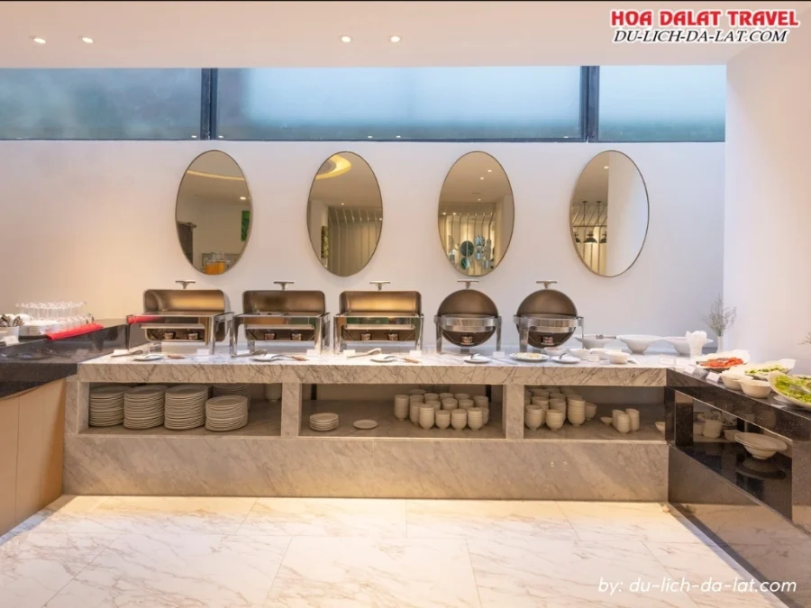 Nhà hàng Len's Hotel Đà Lạt phục vụ buffet đa dạng món ăn Á Âu
