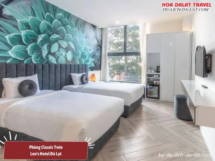 Phòng Classic Twin tại Len's Hotel Đà Lạt có diện tích khoảng 25m2, trang bị hai giường đơn, cửa sổ thoáng mát, TV, tủ lạnh mini, két, phòng tắm riêng