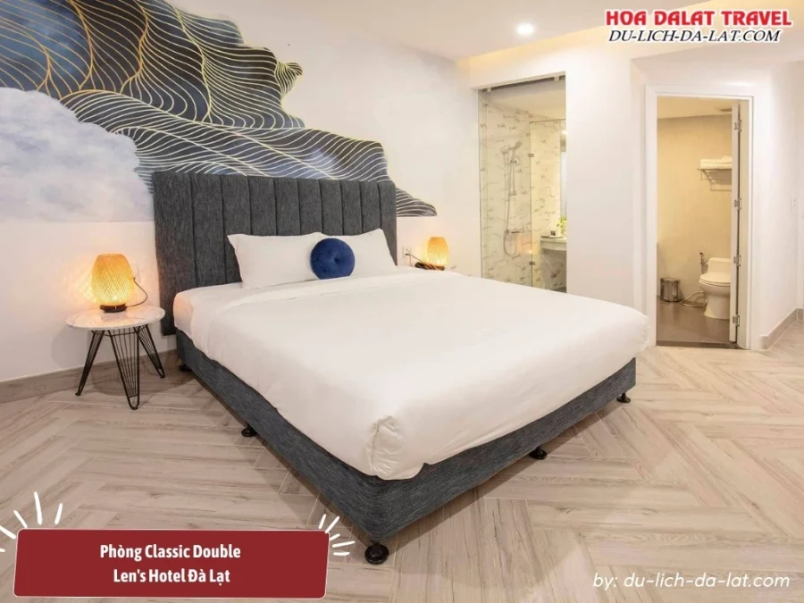 Phòng Classic Double tại Len's Hotel Đà Lạt có diện tích khoảng 25m2, trang bị một giường đôi cỡ lớn, tiện nghi gồm TV, tủ lạnh mini, phòng tắm riêng, két sắt