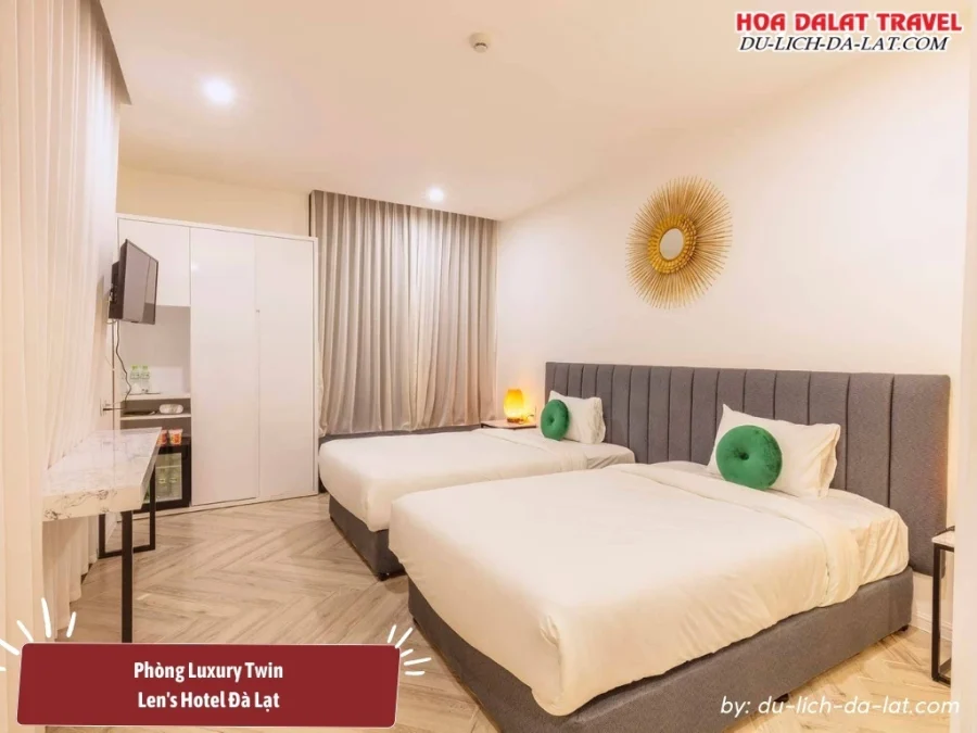 Phòng Luxury Twin tại Len's Hotel Đà Lạt có diện tích khoảng 32m2, trang bị hai giường đơn, ban công riêng, ghế sofa, phòng tắm riêng, minibar, tủ quần áo
