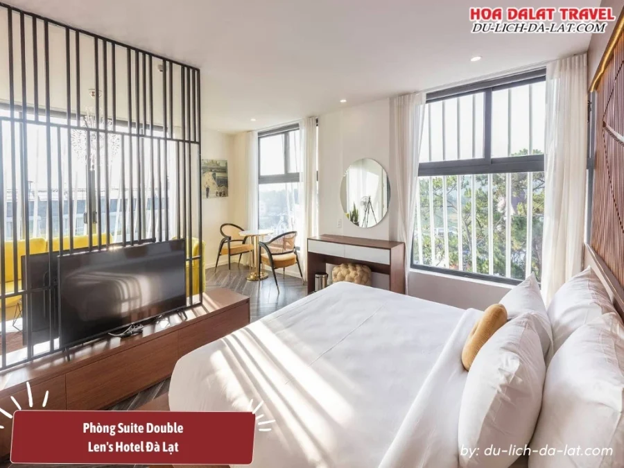 Phòng Suite Double tại Len's Hotel Đà Lạt có diện tích khoảng 45m2, trang bị giường cỡ king, phòng khách riêng, phòng tắm hiện đại