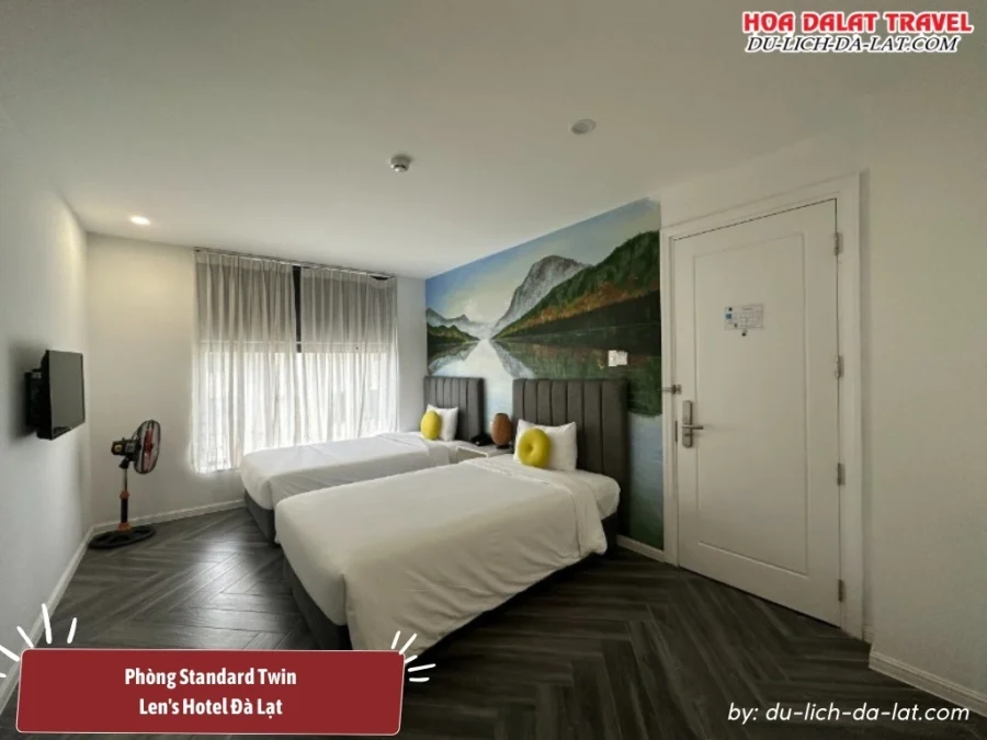 Phòng Standard Twin tại Len's Hotel Đà Lạt có diện tích khoảng 25m2, trang bị 2 giường đơn, thiết kế hiện đại, trang bị đầy đủ tiện nghi như TV, tủ lạnh mini, két an toàn và wifi