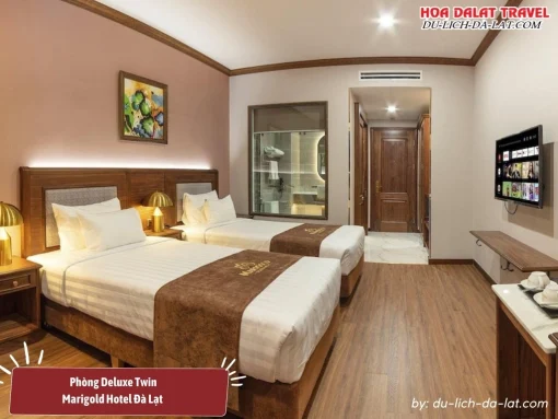 Phòng Deluxe Twin tại Marigold Hotel Đà Lạt diện tích khoảng 30m2, trang bị hai giường đơn, tiện nghi trong phòng đầy đủ