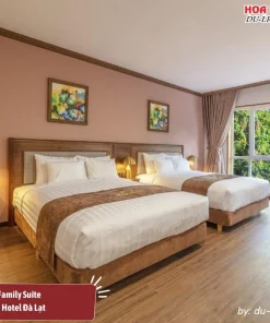 Phòng Family Suite tại Marigold Hotel Đà Lạt có diện tích khoảng 42m2, trang bị hai giường đôi cỡ lớn, nội thất gỗ sang trọng