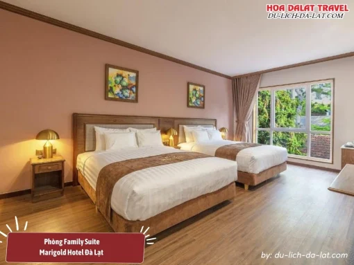 Phòng Family Suite tại Marigold Hotel Đà Lạt có diện tích khoảng 42m2, trang bị hai giường đôi cỡ lớn, nội thất gỗ sang trọng