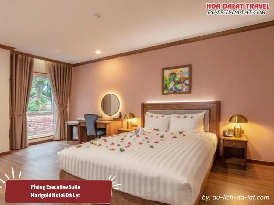 Phòng Executive Suite tại Marigold Hotel Đà Lạt diện tích khoảng 50m2, gồm một giường đôi cỡ lớn, phòng khách riêng, tiện nghi hiện đại