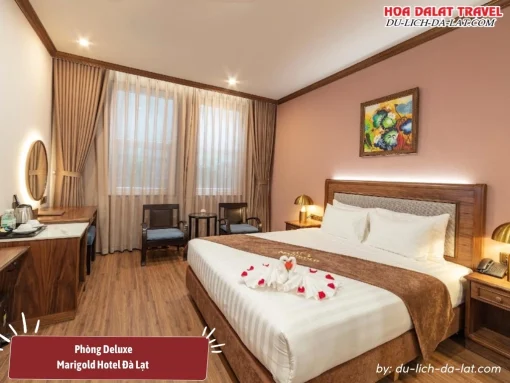 Phòng Deluxe tại Marigold Hotel Đà Lạt diện tích khoảng 26-28 m2, nội thất cao cấp và tiện nghi sang trọng