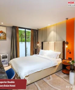 Phòng Superior Double tại New Century Hotel Đà Lạt có diện tích khoảng 20-25m2, trang bị một giường đôi lớn, được thiết kế hiện đại, trang nhã, với cửa sổ lớn