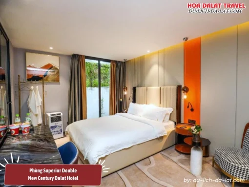 Phòng Superior Double tại New Century Hotel Đà Lạt có diện tích khoảng 20-25m2, trang bị một giường đôi lớn, được thiết kế hiện đại, trang nhã, với cửa sổ lớn