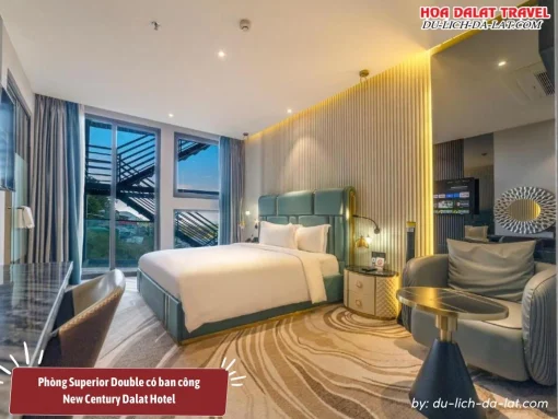 Phòng Superior Double có ban công tại New Century Hotel Đà Lạt có diện tích khoảng 25m2, được trang bị một giường đôi lớn và ban công riêng