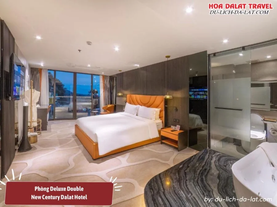 Phòng Deluxe Double tại New Century Hotel Đà Lạt có diện tích khoảng 25m2, được trang bị giường đôi cỡ lớn, tiện nghi trong phòng đầy đủ