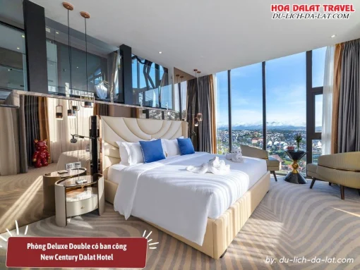 Phòng Deluxe Double có ban công tại New Century Hotel Đà Lạt có diện tích khoảng 30m2, trang bị 1 giường King, ban công riêng