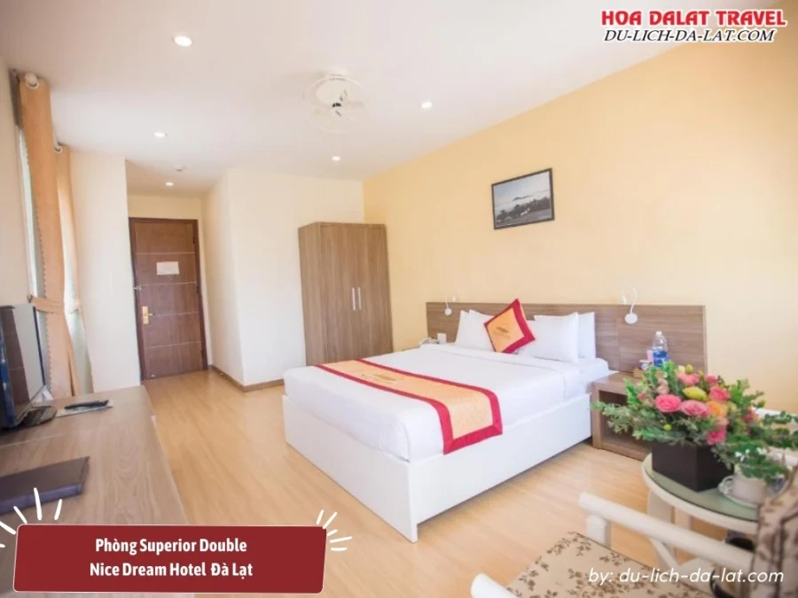 Phòng Superior Double ở khách sạn Nice Dream Đà Lạt có diện tích khoảng 20m2, trang bị một giường đôi, được trang bị đầy đủ tiện nghi