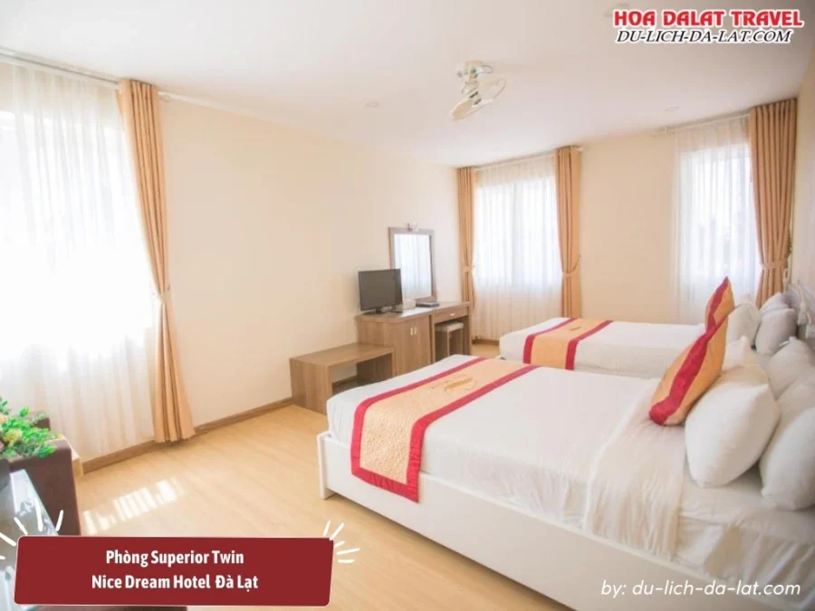 Phòng Superior Twin ở khách sạn Nice Dream Đà Lạt có diện tích khoảng 20m2, trang bị 2 giường đơn, có ban công riêng