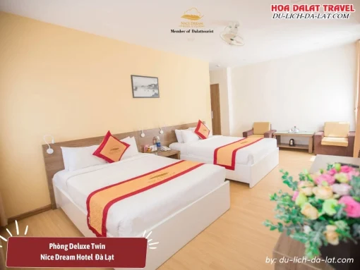 Phòng Deluxe Twin ở khách sạn Nice Dream Đà Lạt với hai giường đơn được bố trí song song, nội thất được thiết kế tinh tế, tiện nghi