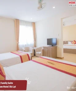 Phòng Family Suite ở khách sạn Nice Dream Đà Lạt rộng khoảng 35m2, trang bị 3 giường, có ban công, không gian thoải mái và tiện nghi