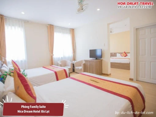 Phòng Family Suite ở khách sạn Nice Dream Đà Lạt rộng khoảng 35m2, trang bị 3 giường, có ban công, không gian thoải mái và tiện nghi