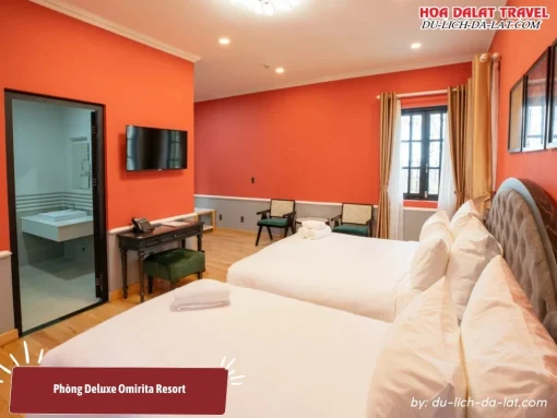 Phòng Deluxe tại Omirita Resort Dalat có nội thất gỗ sang trọng, bàn làm việc tiện nghi, phòng tắm riêng