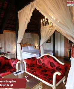 Phòng Superior Bungalow tại Osaka Resort Đà Lạt có diện tích khoảng 40m2, thiết kế theo phong cách nhà Rường cổ kính của Huế, trang bị đầy đủ tiện nghi