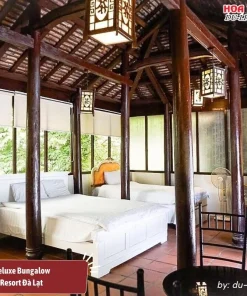 Phòng Deluxe Bungalow tại Osaka Resort Đà Lạt rộng 50m2, có ban công riêng, được trang bị đầy đủ tiện nghi hiện đại