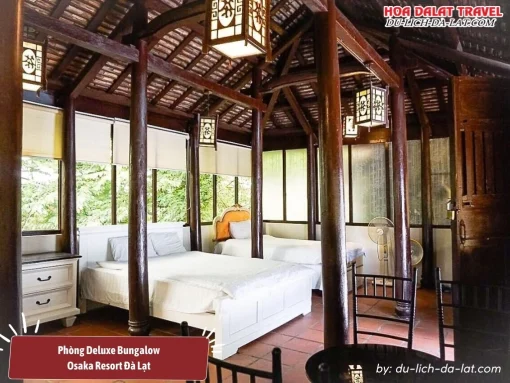 Phòng Deluxe Bungalow tại Osaka Resort Đà Lạt rộng 50m2, có ban công riêng, được trang bị đầy đủ tiện nghi hiện đại
