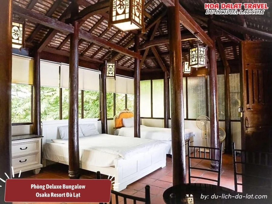 Phòng Deluxe Bungalow tại Osaka Resort Đà Lạt rộng 50m2, có ban công riêng, được trang bị đầy đủ tiện nghi hiện đại
