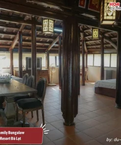 Phòng Family Bungalow tại Osaka Resort Đà Lạt với diện tích rộng rãi khoảng 80m2, trang bị 1 giường đôi và 4 giường đơn