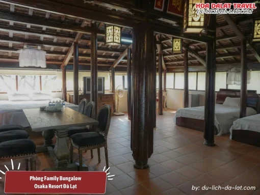 Phòng Family Bungalow tại Osaka Resort Đà Lạt với diện tích rộng rãi khoảng 80m2, trang bị 1 giường đôi và 4 giường đơn