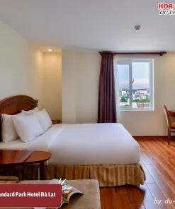 Phòng Double Standard tại Park Hotel Đà Lạt với thiết kế sang trọng, giường đôi rộng rãi, cửa sổ lớn đón ánh sáng tự nhiên và tầm nhìn hướng phố hoặc công viên