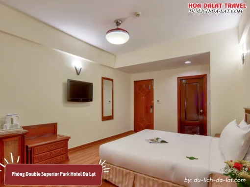 Phòng Double Superior tại Park Hotel Đà Lạt có diện tích 25m2, trang bị một giường đôi, nội thất gỗ nâu và sàn lót gỗ