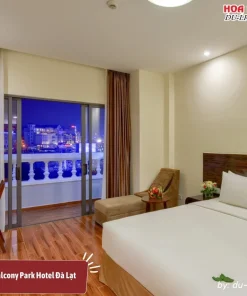 Phòng Deluxe Balcony tại Park Hotel Đà Lạt có diện tích 25m2, có ban công riêng với tầm nhìn hướng ra Công viên Ánh Sáng và Hồ Xuân Hương