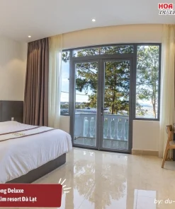 Phòng Deluxe ở Rừng Lá Kim Resort Đà Lạt có diện tích khoảng 27-30 m2, trang bị ban công riêng, tiện nghi TV, tủ lạnh, điều hòa, bàn làm việc