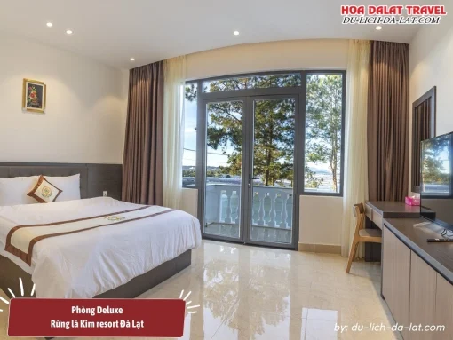 Phòng Deluxe ở Rừng Lá Kim Resort Đà Lạt có diện tích khoảng 27-30 m2, trang bị ban công riêng, tiện nghi TV, tủ lạnh, điều hòa, bàn làm việc