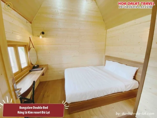 Bungalow Double Bed ở Rừng Lá Kim Resort Đà Lạt có nội thất gỗ sang trọng và trang bị đầy đủ tiện nghi