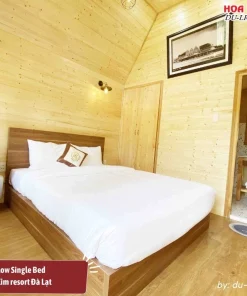 Bungalow Single Bed ở Rừng Lá Kim Resort Đà Lạt được trang bị nội thất gỗ sang trọng, diện tích 25m2, 1 giường đôi, phòng tắm riêng