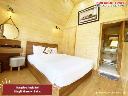 Bungalow Single Bed ở Rừng Lá Kim Resort Đà Lạt được trang bị nội thất gỗ sang trọng, diện tích 25m2, 1 giường đôi, phòng tắm riêng