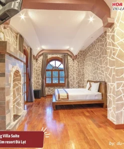 Phòng Villa Suite ở Rừng Lá Kim Resort Đà Lạt diện tích 140m2, trang bị nội thất gỗ cao cấp, có ban công riêng và bồn tắm