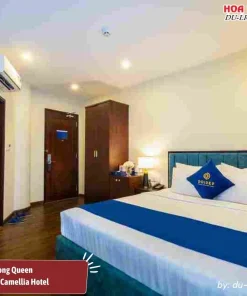 Phòng Queen tại Sandals Camellia Hotel Đà Lạt rộng 35m2, với thiết kế hiện đại, trang bị phòng tắm riêng, giường đôi lớn, TV, két an toàn, minibar