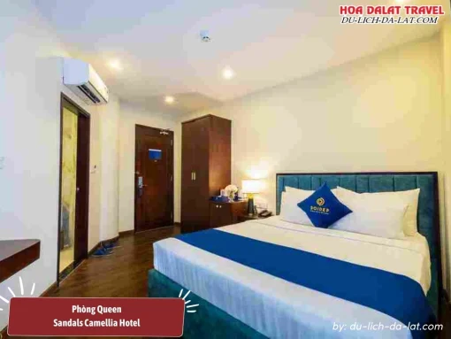 Phòng Queen tại Sandals Camellia Hotel Đà Lạt rộng 35m2, với thiết kế hiện đại, trang bị phòng tắm riêng, giường đôi lớn, TV, két an toàn, minibar