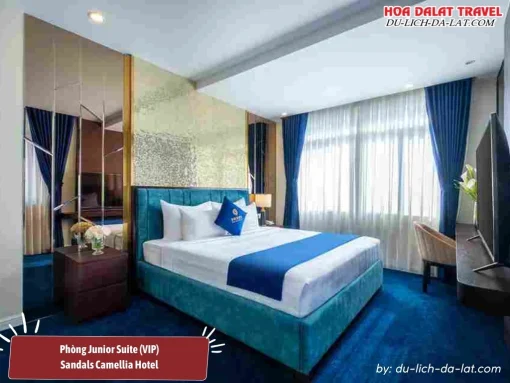 Phòng Junior Suite (VIP) tại Sandals Camellia Hotel Đà Lạt có diện tích khoảng 40m2, trang bị giường cỡ lớn, đầy đủ các tiện nghi như máy điều hòa, TV, két sắt, minibar