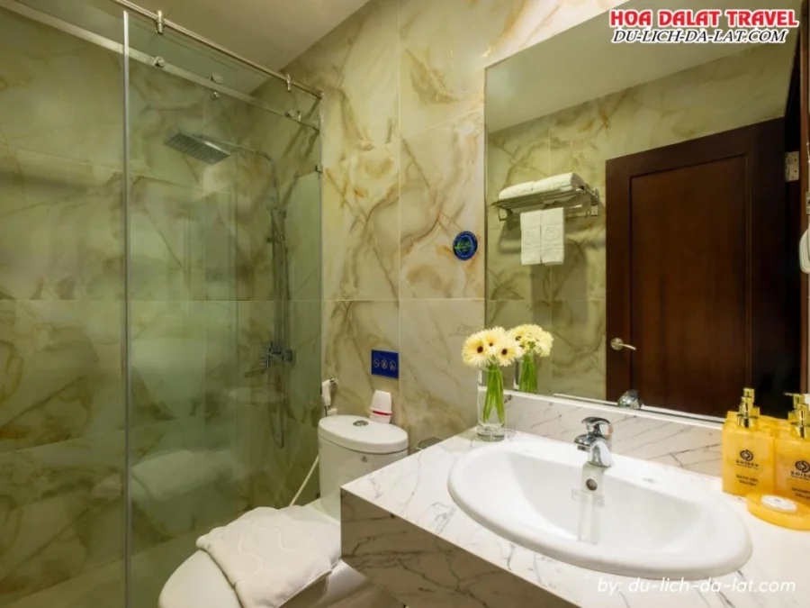Tiện nghi phòng vệ sinh của Sandals Camellia Hotel Đà Lạt