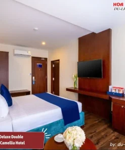 Phòng Deluxe Double tại Sandals Camellia Hotel Đà Lạt có diện tích khoảng 20 m2, trang bị một giường đôi cỡ Queen, tiện nghi trong phòng đầy đủ