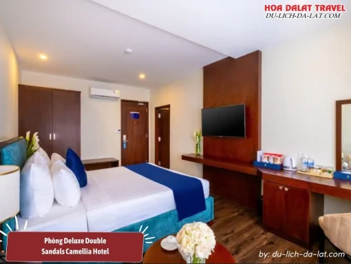 Phòng Deluxe Double tại Sandals Camellia Hotel Đà Lạt có diện tích khoảng 20 m2, trang bị một giường đôi cỡ Queen, tiện nghi trong phòng đầy đủ