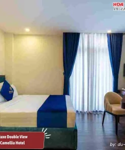 Phòng Deluxe Double View tại Sandals Camellia Hotel Đà Lạt có diện tích khoảng 20 m2, trang bị một giường đôi cỡ Queen, tiện nghi trong phòng đầy đủ, có tầm nhìn hướng thành phố