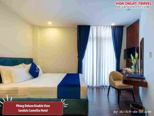 Phòng Deluxe Double View tại Sandals Camellia Hotel Đà Lạt có diện tích khoảng 20 m2, trang bị một giường đôi cỡ Queen, tiện nghi trong phòng đầy đủ, có tầm nhìn hướng thành phố